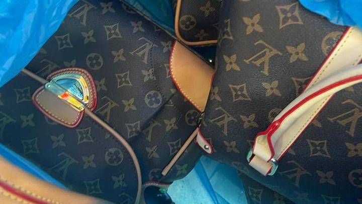 Таможенники в Сальске изъяли поддельные Louis Vuitton и Chanel на 4 миллиона рублей