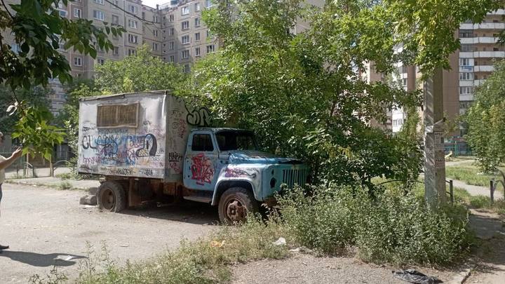 В Челябинске грузовик эвакуировали с газона на штрафстоянку спустя 15 лет