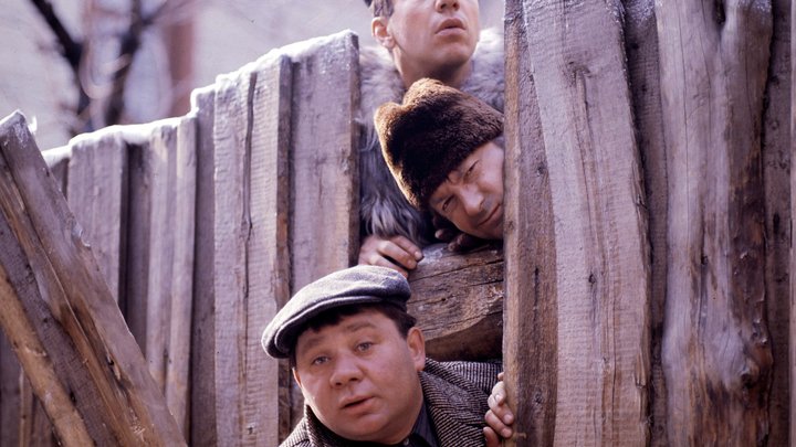 Найдены вырезанные из Джентльменов удачи сцены: Какую тайну скрывал пиджак с отливом?