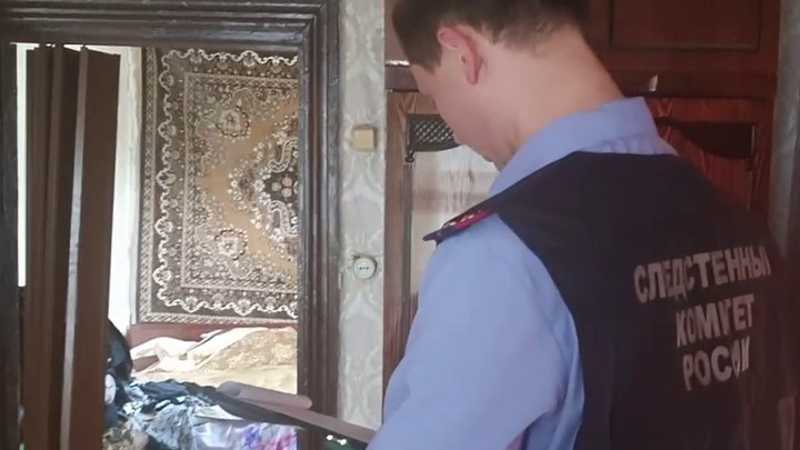 В темноте среди мусора: СКР показал дом, где маньяк 14 лет держал в плену молодую женщину