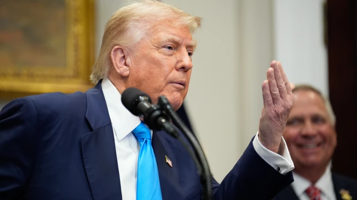 Ситуация накаляется: Трамп публично поругался с Медведевым. Русским сказали следить за словами