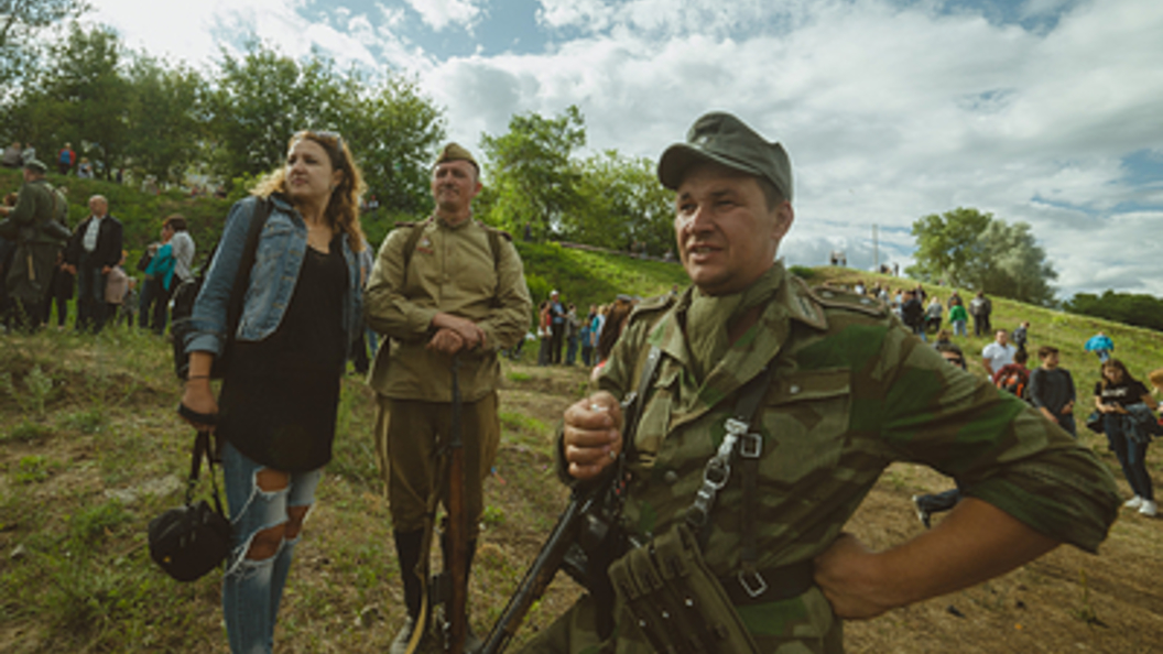 Ярмарка польская песня. Поют гимн Эстонии.