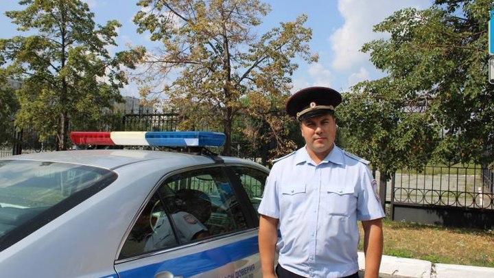 В Челябинске сотрудник ГИБДД спас автомобилиста, въехавшего в трамвай