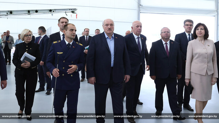 Лукашенко намекнул, что горящие в Петербурге белорусские автобусы – дело рук конкурентов