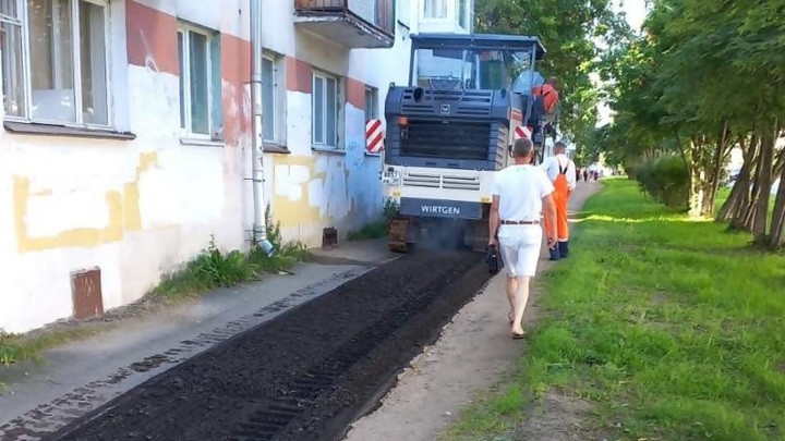 На четной стороне Воскресенской улицы в Архангельске начали ремонт тротуара