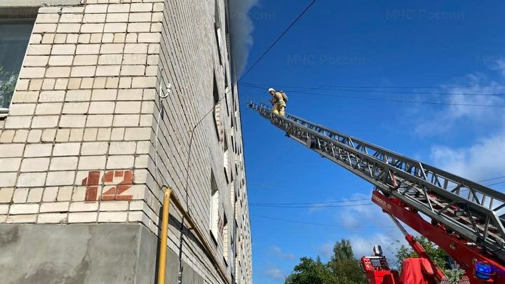 В Вязниках из горящей квартиры на пятом этаже спасли ребёнка и четверых взрослых