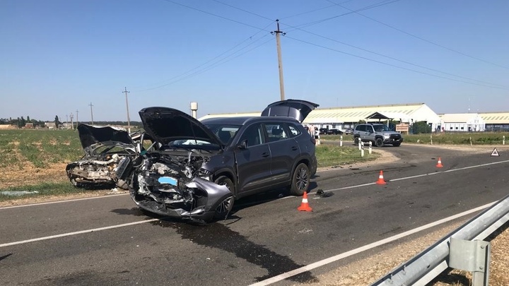 На Кубани пенсионерка на кроссовере совершила ДТП: погибла молодая женщина