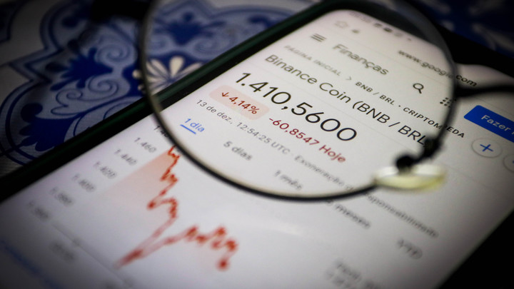 Криптобиржа Binance ограничила валютные операции для жителей России: почему и кого затронет