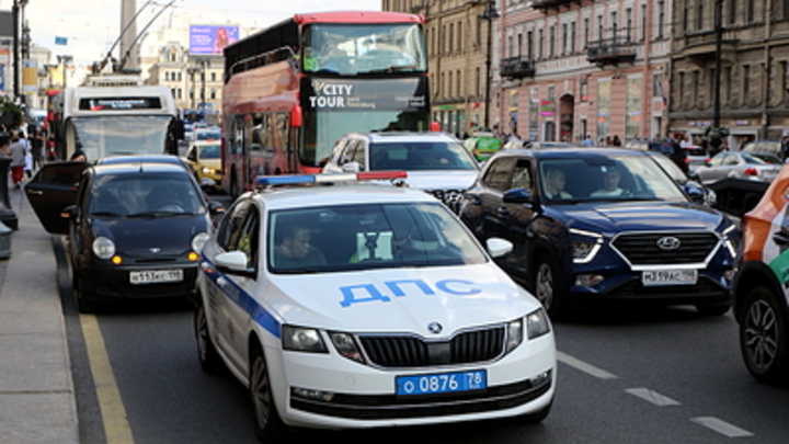 Когда нельзя, но можно: В МВД опровергли запрет гаджетов на лобовом стекле