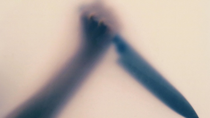 Рецидивист ударил ножом парня, который вступился за плачущую женщину