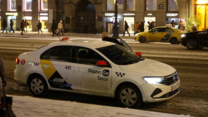 Новосибирцы спорят в соцсетях о конфликте таксиста с беременной женщиной из-за езды по кочкам
