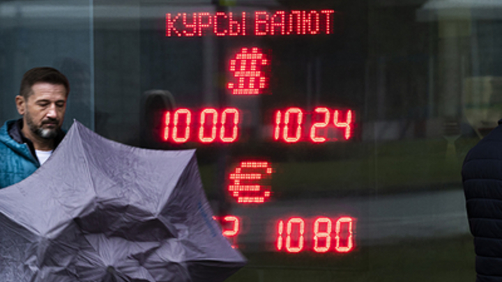 Для борьбы с высоким курсом доллара Путин обязал компании продавать валютную выручку