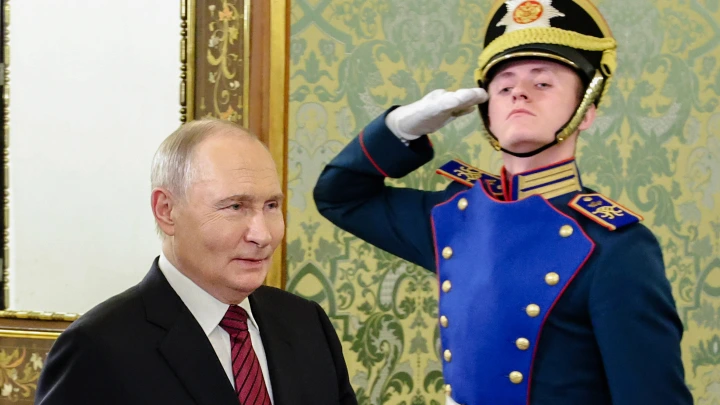 Севший в машину президент ОАЭ вышел, чтобы еще раз тепло проститься с Путиным: кадры
