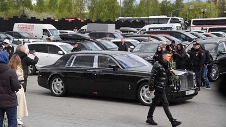 Отдельный вагон поезда, лимузин и загородный дом: Продюсер рассказал о райдере Пугачёвой в 1990-е