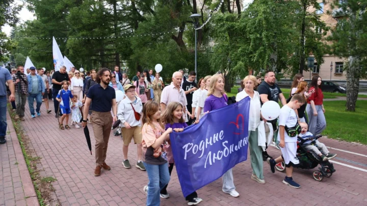 Парад, ромашки и молитвы: как в Челябинске отметили День семьи, любви и верности
