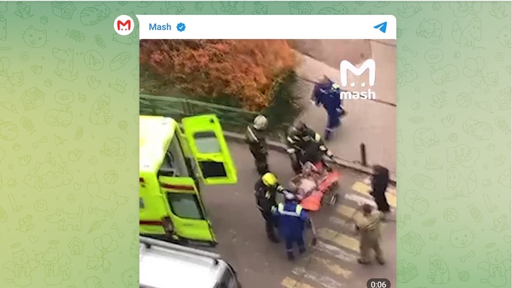 После взрыва газонокосилки на территории школы в Химках работник получил ожог 80% тела