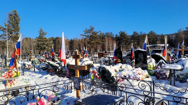 В Миассе у 25 сожжённых могил участников СВО нашли улики
