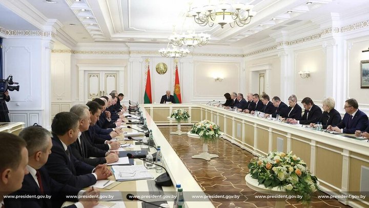 Лукашенко возмутился разрывом в зарплатах между руководством и рабочими в 46-60 раз