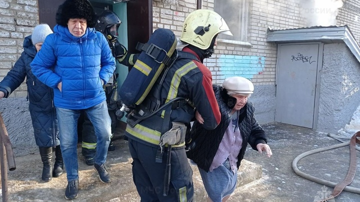 Во Владимире госпитализировали надышавшуюся угарным газом на пожаре 36-летнюю женщину