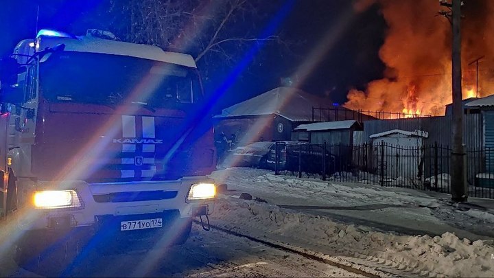 В Челябинске ранним утром сгорел очередной автосервис