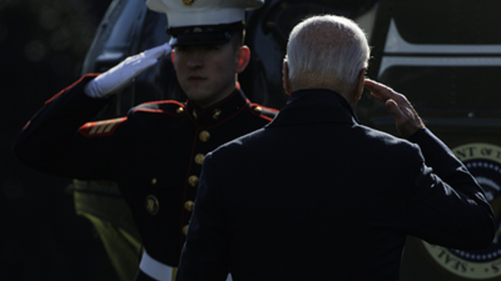 Внедорожник протаранил ворота Белого дома в Вашингтоне