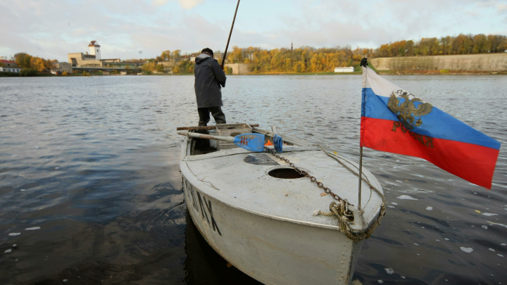 Жители Нарвы смотрели парад Ивангорода под украинскими баннерами