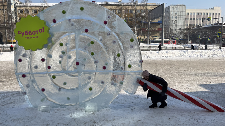 Певица Клава Кока привезла в Новосибирск трёхметровый леденец от реалити-шоу Здравствуй, сладкий