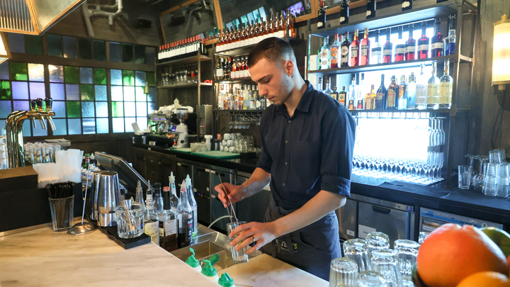 Международный день бармена 2024: поздравления в стихах и прозе