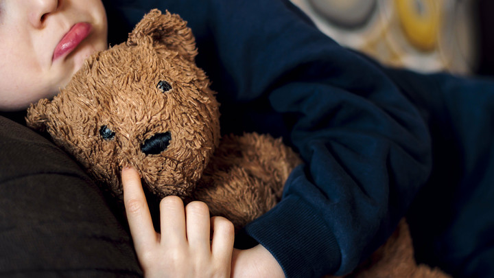 Мишка с сюрпризом: врач объяснил, кто обитает в любимой плюшевой игрушке ребенка