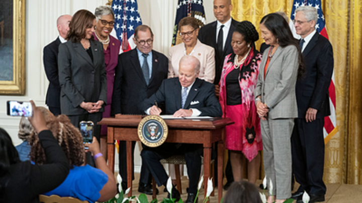 Байден второй раз за неделю пообщался с мёртвыми