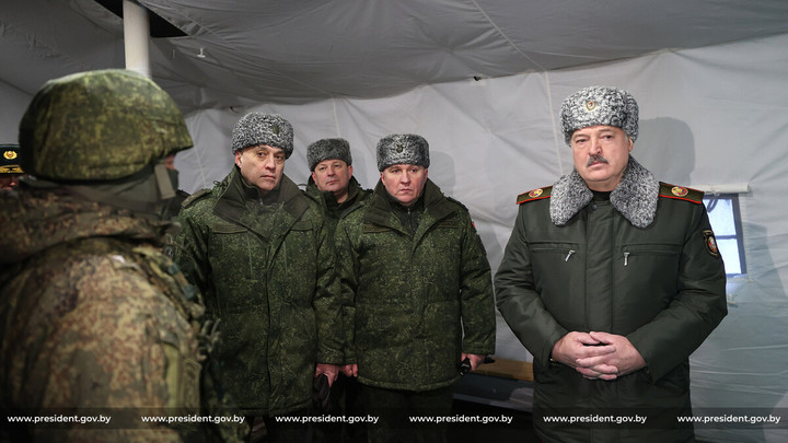 Лукашенко провёл смотр войск союзной региональной группировки на полигоне в Брестской области