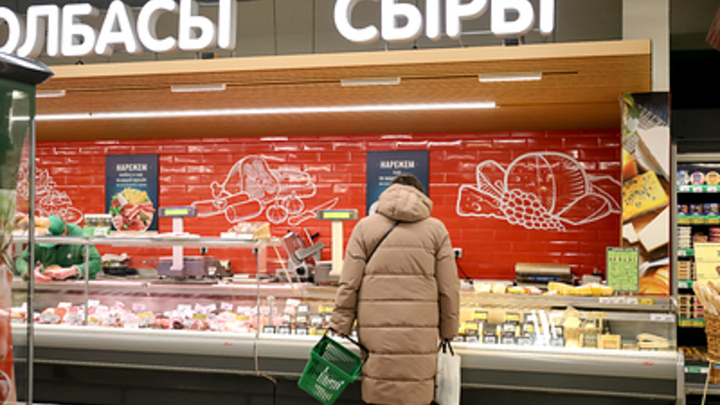 Диетолог посоветовала пенсионерам отказаться от сыра и жирного мяса