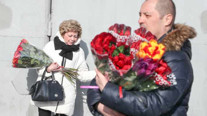 В Архангельской области женщин на остановках встретят джентельмены с цветами