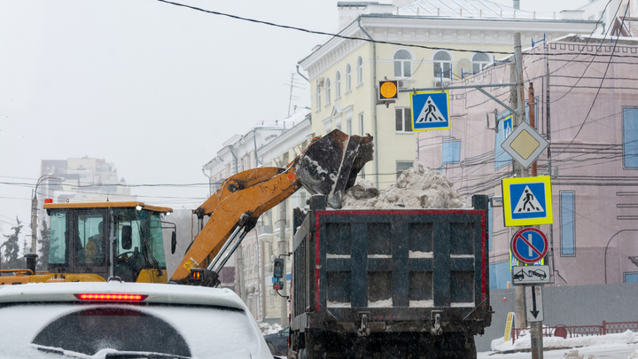 С началом весны в Архангельске начали в усиленном режиме ликвидировать снег