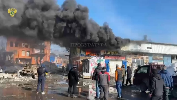 Пожар на рынке стройматериалов в Новой Москве попал на видео