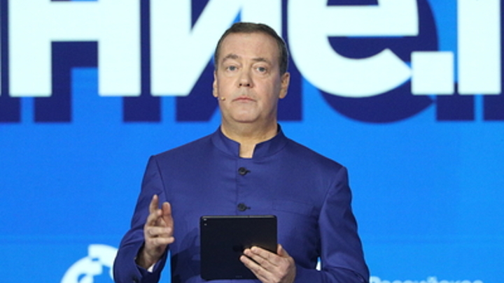 Дмитрий Медведев поделился ощущениями от посещения школьного туалета на улице