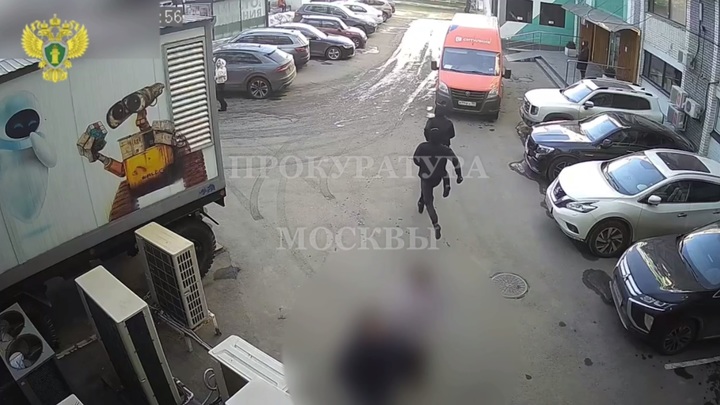 Ограбление женщины на 7,5 миллиона рублей средь бела дня в Москве попало на видео