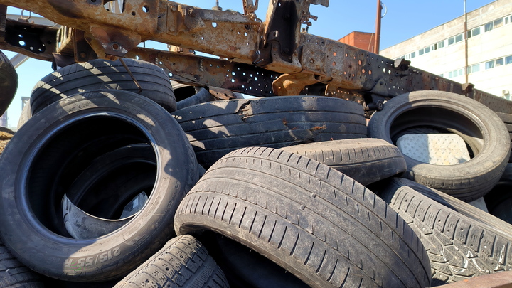 Без света и воздуха: автоэксперт рассказал, как правильно хранить зимние шины