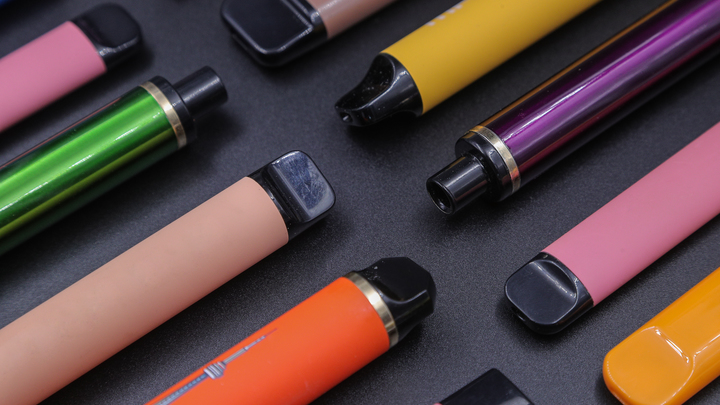 Канцерогенный вдох: врач Уланкина рассказала, как вейпы влияют на внутренние органы