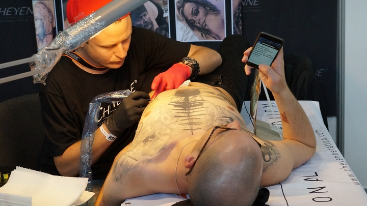 Категорически противопоказано: врач рассказал, кому нельзя делать татуировки и перманентный макияж