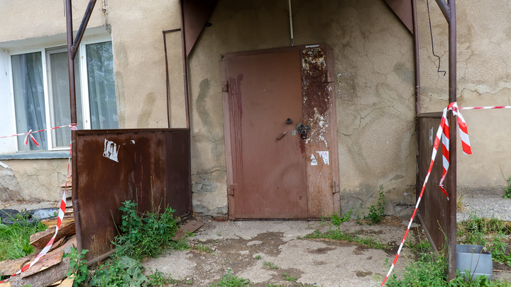 В Астане ребенка чуть не убил обрушившийся фасад здания