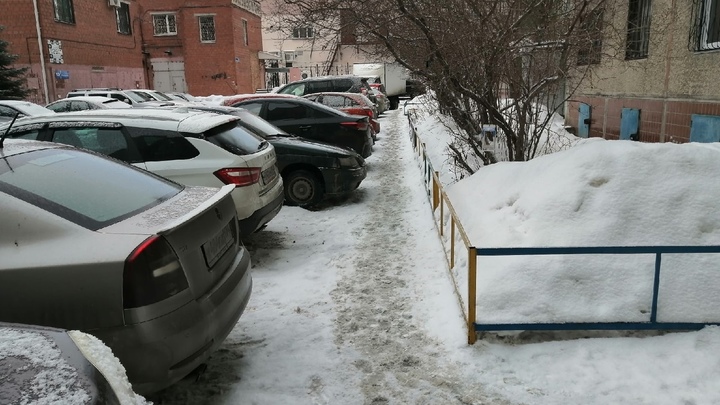 В ночь на Рождество в Магнитогорске неизвестные массово поломали зеркала на автомобилях