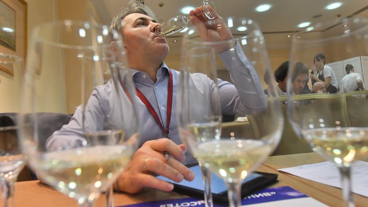 Нарколог Холдин рассказал, как алкоголь превращает мужчин в женщин