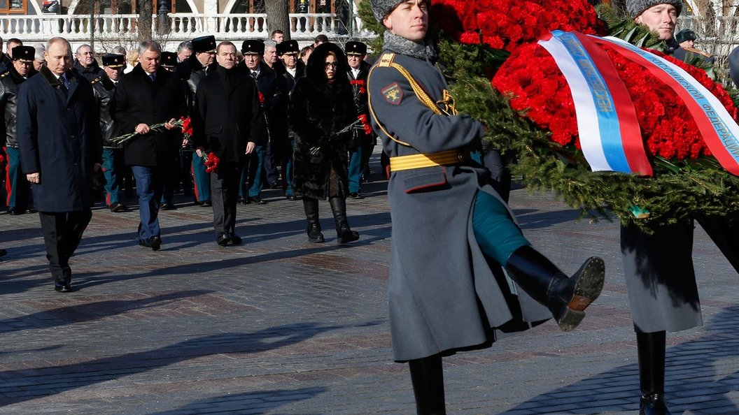 Сегодня праздник 23. Возложение венков Германия в 1956 году. Возложение цветов на 23 февраля Путин. Возложение венков к могиле неизвестного солдата. 150 Идрицко Берлинская возложение венка.