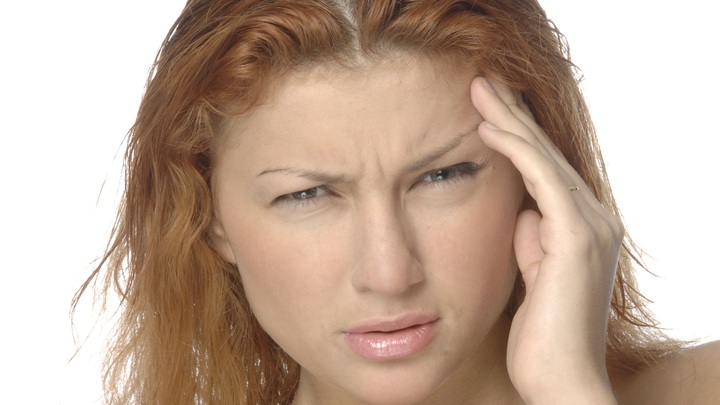 Невролог назвала причины, из-за которых наутро может раскалываться голова