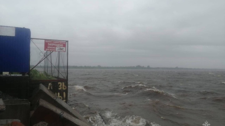 В реке Онеге ищут тело ребенка, который купался в шторм