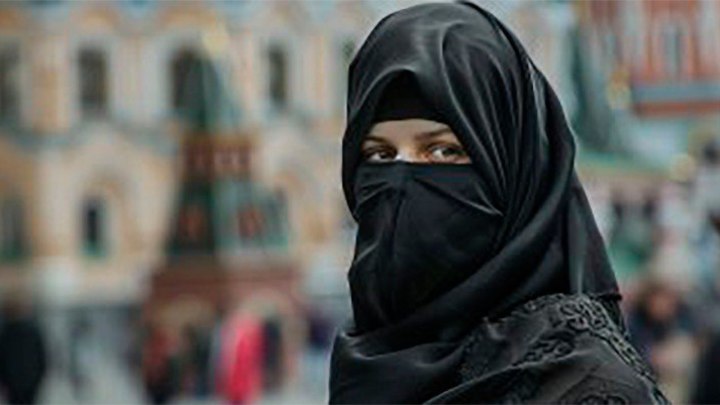 Будут постоянно тормозить, спрашивать документы: В России запрещают никабы. Мигрантов станет меньше?