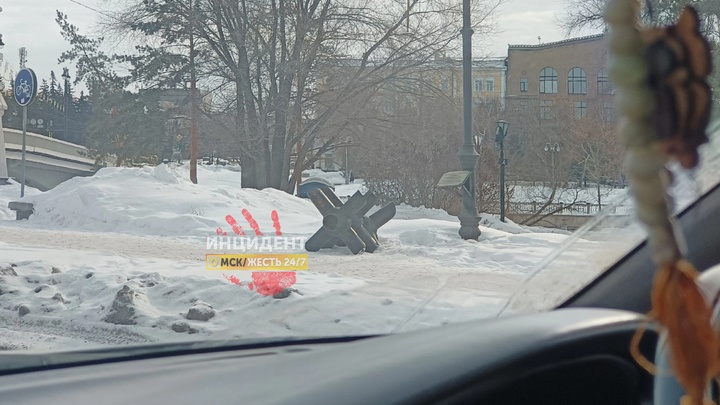 В Омске повредили частный памятник первому в Сибири светофору