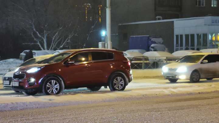 Из-за сильного снегопада Новосибирск встал в 10-балльные пробки