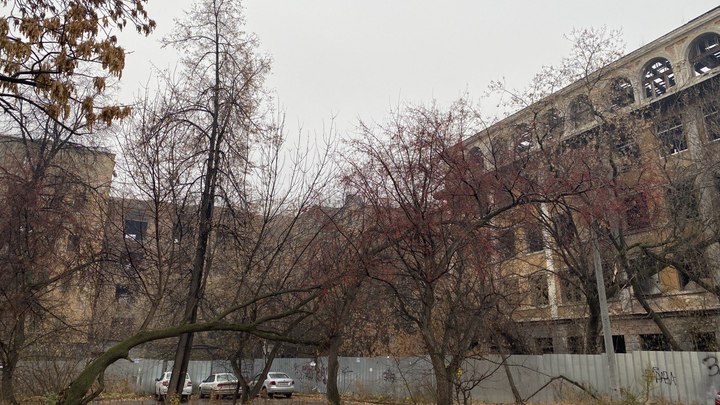 В Екатеринбурге начали снос «заброшки» - старой больницы в Зеленой роще